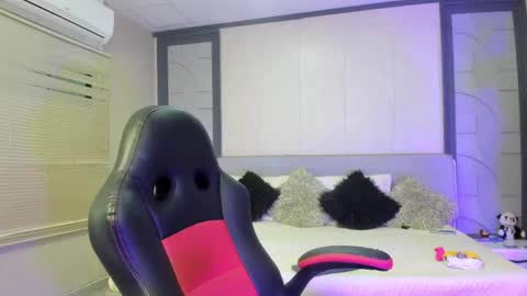 Call me Nicolette online show from November 6, 10:10 pm