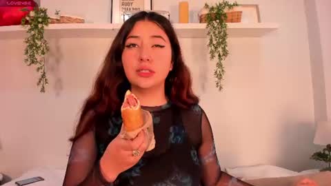 Snapshot of nicolle_evanss_ chatting on June 27, 6:29 am nicolle_evanss_ online show from June 27, 6:29 am
