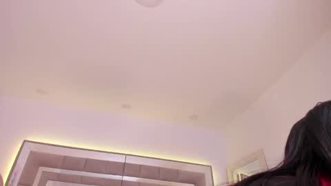 Nicolle online show from February 5, 7:31 pm