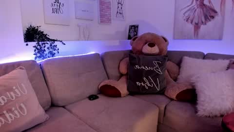 Nicolle online show from February 10, 10:51 pm