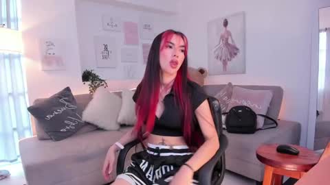 Nicolle online show from February 19, 8:20 pm