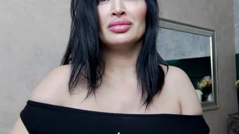 Nicolle online show from February 14, 8:26 pm