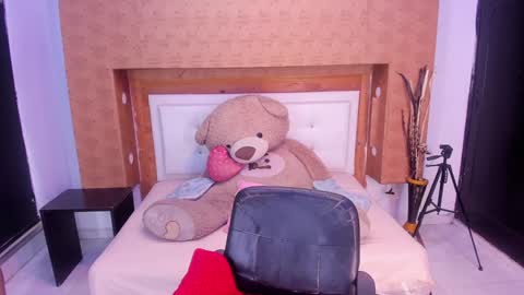 nicolysofi online show from January 7, 11:05 am