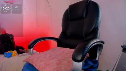 Snapshot of niickyjones chatting on June 21, 11:13 am Anni online show from June 21, 11:13 am