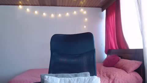 Snapshot of niina_jones chatting on December 12, 2:44 pm Niina Jones online show from December 12, 2:44 pm