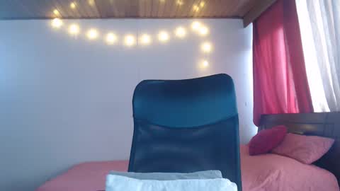 Snapshot of niina_jones chatting on December 15, 9:53 pm Niina Jones online show from December 15, 9:53 pm