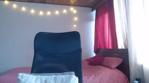 Snapshot of niina_jones chatting on December 17, 9:38 pm Niina Jones online show from December 17, 9:38 pm