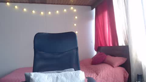 Snapshot of niina_jones chatting on December 18, 4:39 pm Niina Jones online show from December 18, 4:39 pm