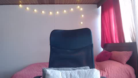 Snapshot of niina_jones chatting on December 21, 3:31 pm Niina Jones online show from December 21, 3:31 pm