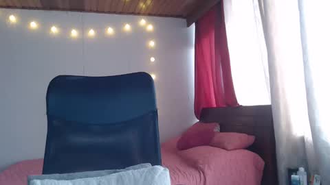 Snapshot of niina_jones chatting on December 24, 8:16 pm Niina Jones online show from December 24, 8:16 pm