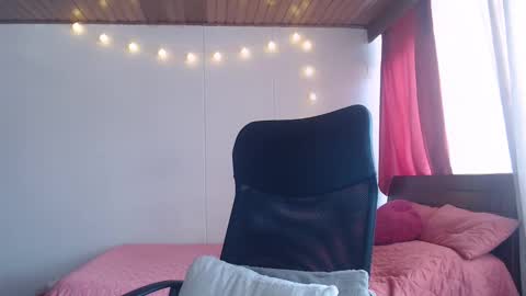 Snapshot of niina_jones chatting on January 7, 2:41 pm Niina Jones online show from January 7, 2:41 pm