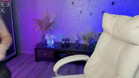 Snapshot of nikastill_ chatting on July 7, 1:30 am NikaStill online show from July 7, 1:30 am