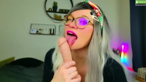 Snapshot of nikki_goldberg chatting on December 3, 8:28 pm Kitty Chatte online show from December 3, 8:28 pm