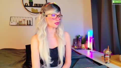 Snapshot of nikki_goldberg chatting on February 16, 8:21 am Kitty Chatte online show from February 16, 8:21 am