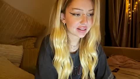 Snapshot of nikki_whatever chatting on December 25, 9:43 pm nicolette online show from December 25, 9:43 pm