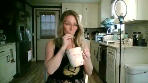 nikkib653466 online show from April 10, 5:28 pm