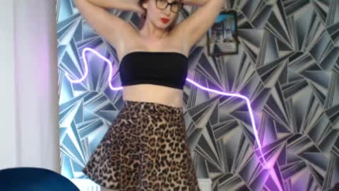 nikkikiss___ online show from May 15, 11:56 pm
