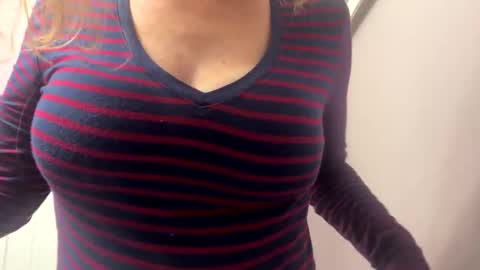 Snapshot of nikkiluv81 chatting on November 17, 6:14 pm NikkiLuv online show from November 17, 6:14 pm