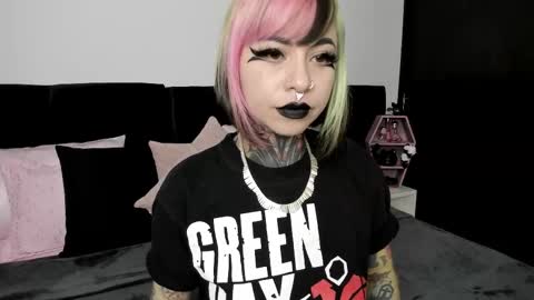 Snapshot of nikkiramone chatting on February 11, 6:40 am Nikki Ramone online show from February 11, 6:40 am