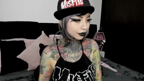 Snapshot of nikkiramone chatting on February 27, 5:45 am Nikki Ramone online show from February 27, 5:45 am