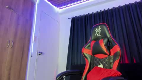 Snapshot of nikky_evans_ chatting on April 23, 10:58 am online show from April 23, 10:58 am