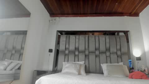 Snapshot of nikkysmiith chatting on February 10, 11:58 am online show from February 10, 11:58 am