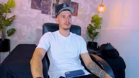 Snapshot of nils_saint chatting on November 21, 2:10 am Nils online show from November 21, 2:10 am