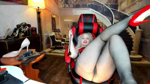 Snapshot of nina_deville chatting on February 11, 3:11 am Nina online show from February 11, 3:11 am