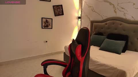  N I N A online show from December 18, 7:09 pm