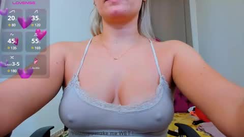 Snapshot of ninna_dee chatting on January 17, 11:49 am nina dee online show from January 17, 11:49 am