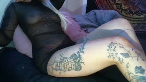 Snapshot of no_facequeen chatting on December 16, 10:08 am Leah online show from December 16, 10:08 am