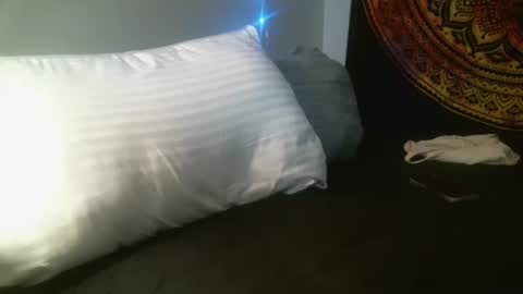 Snapshot of no_facequeen chatting on February 19, 3:16 pm Leah online show from February 19, 3:16 pm