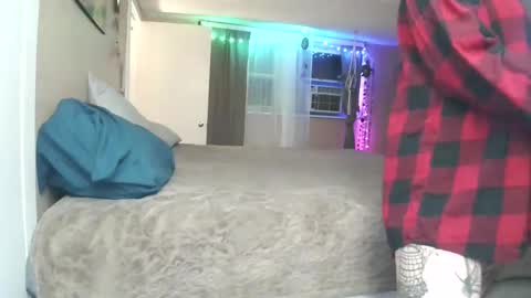 Snapshot of no_facequeen chatting on October 6, 9:29 am Leah online show from October 6, 9:29 am