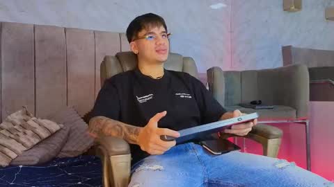 NOAH  online show from February 9, 10:21 pm