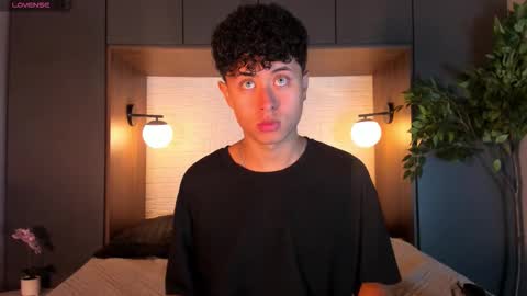 noah_dupont_ online show from November 17, 11:38 am