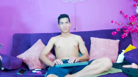 Snapshot of noah_greenhart chatting on February 4, 3:07 pm Noah online show from February 4, 3:07 pm