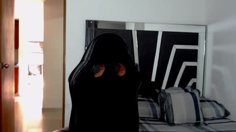 Noah Harris01 online show from December 4, 1:42 pm