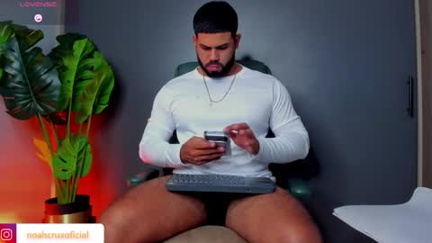 Snapshot of noahcrux chatting on May 27, 2:41 am Noah online show from May 27, 2:41 am