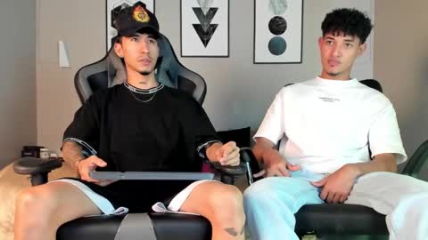 Snapshot of noahdaviss chatting on January 19, 2:25 am noahdaviss online show from January 19, 2:25 am