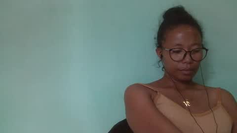 Snapshot of noellah chatting on March 3, 12:48 pm noellah online show from March 3, 12:48 pm