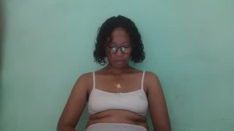 Snapshot of noellah chatting on March 5, 6:33 am noellah online show from March 5, 6:33 am