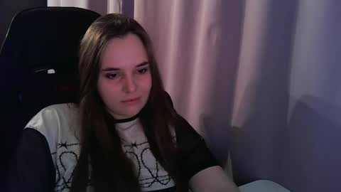 noir_ember_ online show from September 19, 10:27 am