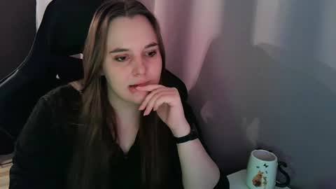 noir_ember_ online show from October 16, 12:17 pm