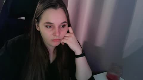 noir_ember_ online show from October 23, 12:59 pm