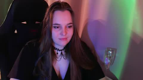 noir_ember_ online show from October 29, 1:46 pm