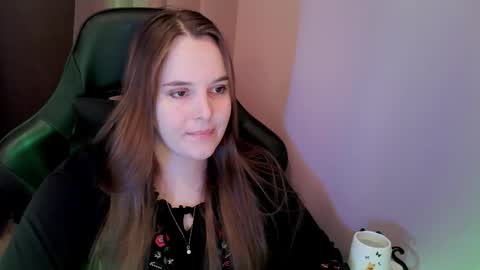 noir_ember_ online show from November 16, 12:44 pm