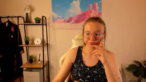 Snapshot of noora_moore chatting on October 13, 12:32 am NOORA online show from October 13, 12:32 am