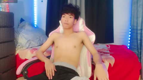 Snapshot of noughty_yuji chatting on February 15, 11:30 am Yuji online show from February 15, 11:30 am