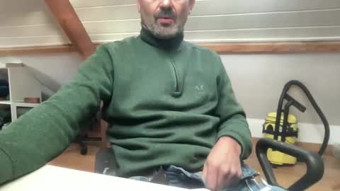 Snapshot of noux69 chatting on November 17, 1:28 pm noux69 online show from November 17, 1:28 pm