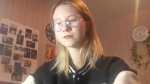 Snapshot of novellahartig chatting on February 9, 2:21 pm Sari It is my first day online show from February 9, 2:21 pm